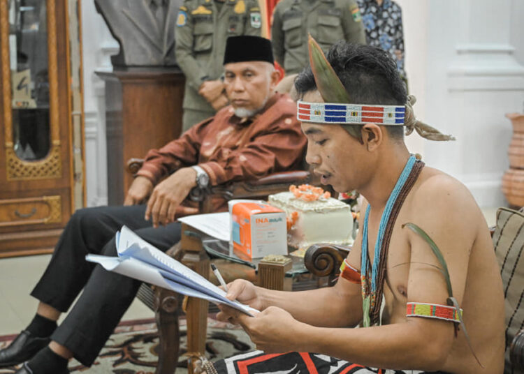 Aliansi Masyarakat Mentawai saat audiensi mengenai UU Nomor 17 Tahun 2022 dengan gubernur (Foto: FB Mahyeldi Ansharullah)