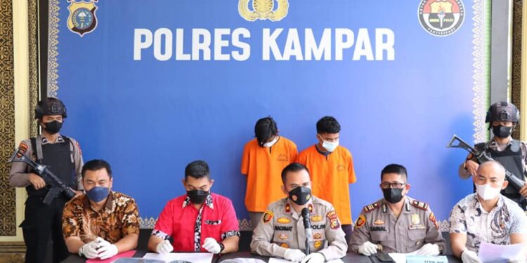 Konferensi Pers pengungkapan kasus pembunuhan di Desa Baru, Kecamatan Siak Hulu, Kabupaten Kampar (Dok. Humas Polres Kampar)