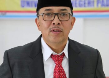 Pengamat Lingkungan Universitas Negeri Padang, Indang Dewata mengatakan seharusnya pemerintah lebih cepat dalam proses penanganan bencana longsor sitinjau laut tersebut.