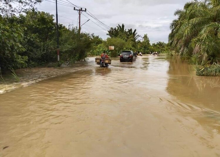 Banjir di Jorong Silawai Tengah, Nagari Air Bangis, Kecamatan Sungai Beremas, Kabupaten Pasbar. (Foto: FB Zulkarnain)