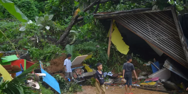 Gedung Sekolah PAUD di Kota Padang hancur usai tertimpa longsor (ist)