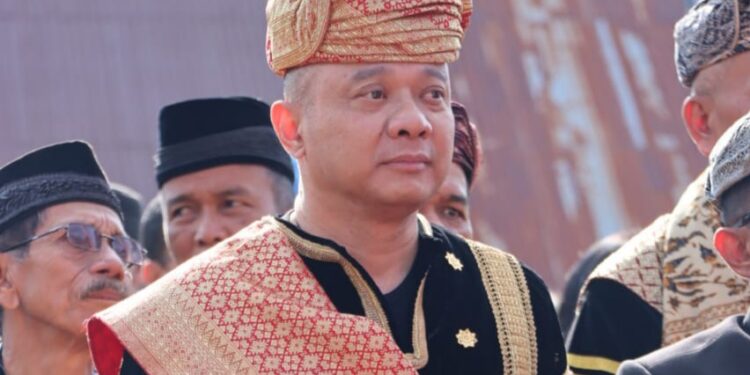 Kapolda Sumbar Irjen Teddy Minahasa Putra saat mendapatkan gelar kehormatan Adat Minangkabau (ist)