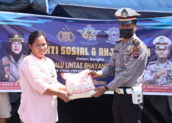 Untuk meringankan beban para korban kebakaran, jajaran Sat Lantas Polres Bukittinggi telah menyambangi lokasi kejadian dan menyalurkan sejumlah bantuan.