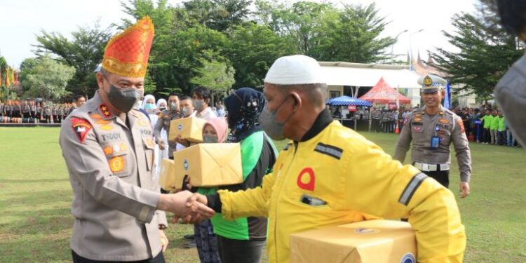 Polda Sumatra Barat (Sumbar) menyalurkan 5 ribu paket Bantuan Sosial (Bansos) kepada komunitas ojek online, ojek pangkalan, sopir angkot dan becak motor (betor)