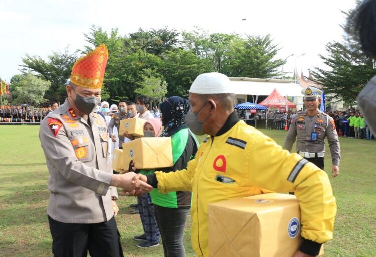 Polda Sumatra Barat (Sumbar) menyalurkan 5 ribu paket Bantuan Sosial (Bansos) kepada komunitas ojek online, ojek pangkalan, sopir angkot dan becak motor (betor)