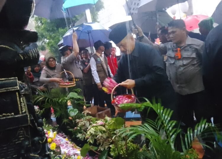 Mantan Wali Kota Padang Fauzi Bahar saat menabur bunga di Tugu Gempa untuk mengenang 13 tahun Gempa Padang (SumbarKita/Rian)