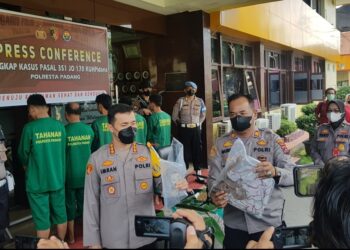 Konferensi Pers penetapan lima tersangka pembunuhan sopir angkot di Polresta Padang (IST)