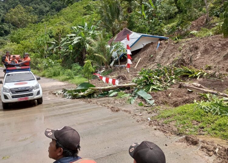 Satu unit bangunan di Taluak Buo, Teluk Sirik, Bungus Teluk Kabung ambruk diterjang longsor, Sabtu (3/9/2022).