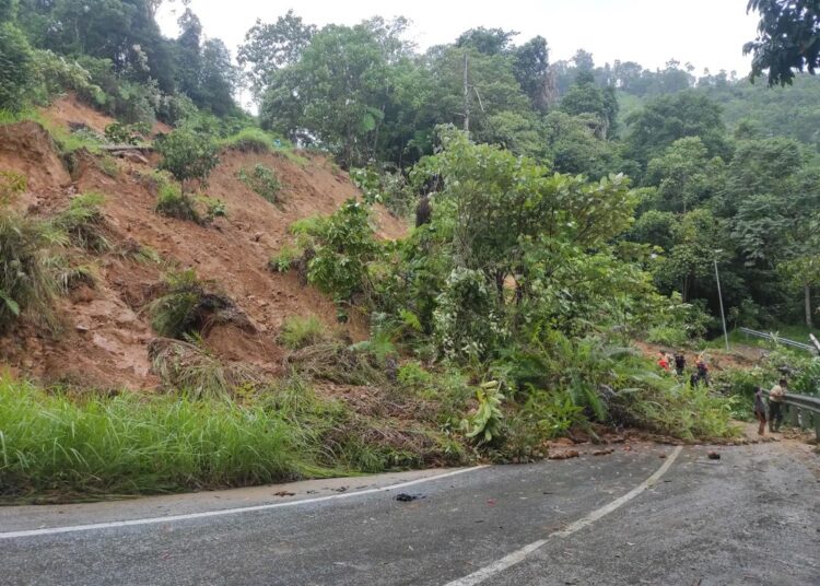Badan Penanggulangan Bencana Daerah (BPBD) Kota Padang menyebut beberapa titik jalan terhalang material longsor di Kelurahan Teluk Kabung Tengah, Kecamatan Bungus Teluk Kabung, Kota Padang, Sabtu (3/9/2022).