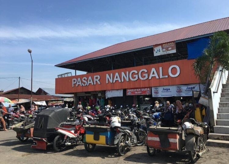 Antiran becak motor menunggu penumpang di Pasar Nanggalo siteba