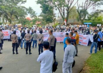 Ratusan Tenaga Honorer lakukan aksi demo di Kantor Bupati Solok Selatan, Senin (5/9/2022) [ist]