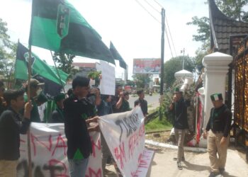 Puluhan mahasiswa yang tergabung dalam Himpunan Mahasiswa Islam (HMI) menyambangi kantor Dewan Perwakilan Rakyat Daerah (DPRD) Sumatera Barat (Sumbar), Senin (5/9/2022).