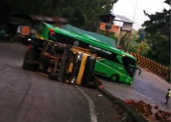 Truk pengangkut sawit rebah di tanjakan Sitinjau Lauik, Selasa (6/9/2022). Foto: Ist