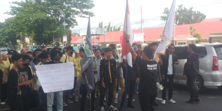 Sejumlah mahasiswa yang mengatasnamakan Rakyat Menggugat datangi Kantor Gubernur Sumbar (SumbarKita/Daffa)