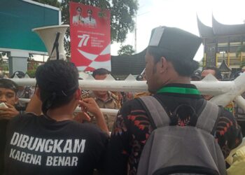 Massa aksi dari Rakyat Menggugat saat berada di depan Kantor Gubernur Sumbar (SumbarKita/Daffa)