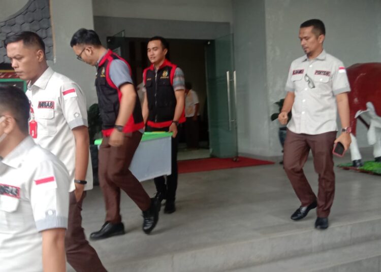 Tim khusus Kejati Sumbar saat membawa sejumlah dokumen dari Kantor Dinas Peternakan Sumbar (ist)