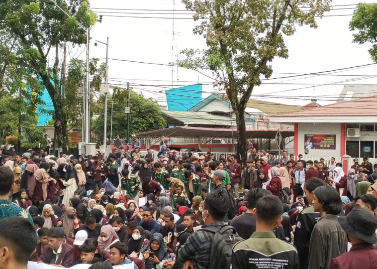 Ribuan mahasiswa padati Kantor DPRD Sumbar menuntut pemerintah meninjau kembali kebijakan menaikkan harga BBM subsidi (SumbarKita/Daffa)