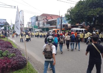 Sejumlah pelajar menggunakan seragam sekolah sudah tampak padati kawasan Kantor DPRD Sumbar (SumbarKita/Rian)