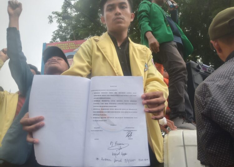 Empat Poin Tuntutan Mahasiswa Sumbar diterima, DPRD Janji Sampaikan ke Pemerintah dan DPR RI (SumbarKita/Daffa)