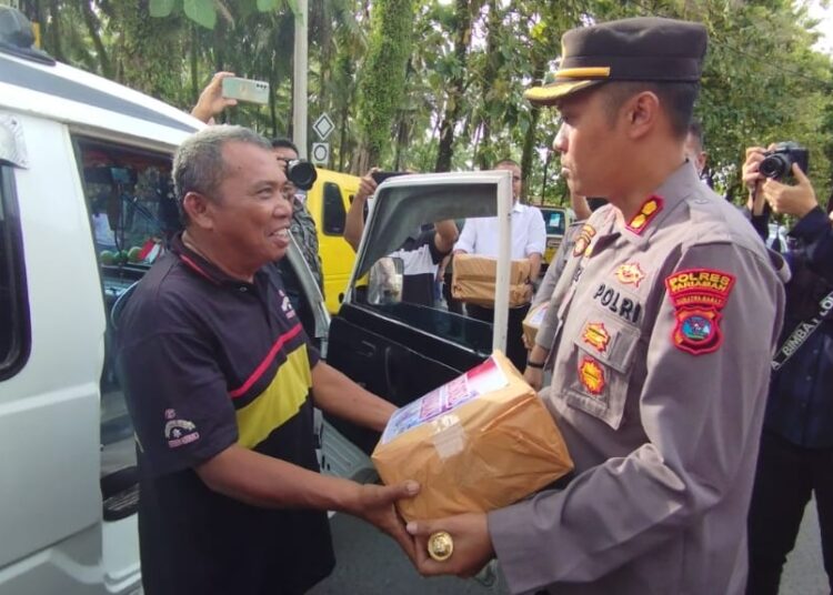 Polres Pariaman salurkan bantuan sosial bagi ratusan warga yang terdampak kenaikan harga BBM (SumbarKita/Rehasa)