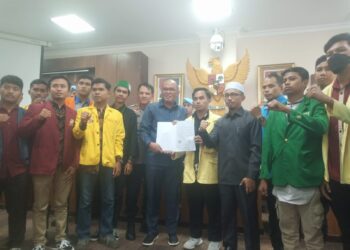 Tuntuan Aliansi BEM SB diterima Ketua DPRD Sumbar (SumbarKita/Daffa)