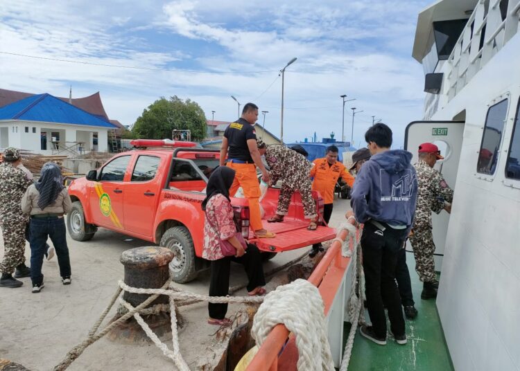 Paket sembako saat dikirim menggunakan Kapal KN Ramawijaya milik Kantor Pencarian dan Pertolongan Mentawai. (ist)