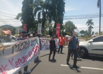 uluhan massa aksi dari berbagai daerah di Sumatra Barat (Sumbar) yang datang unjuk rasa ke Kantor Gubernur, Kota Padang, Senin (12/9/2022) menyuarakan "Sumbar Darurat Ruang Hidup".