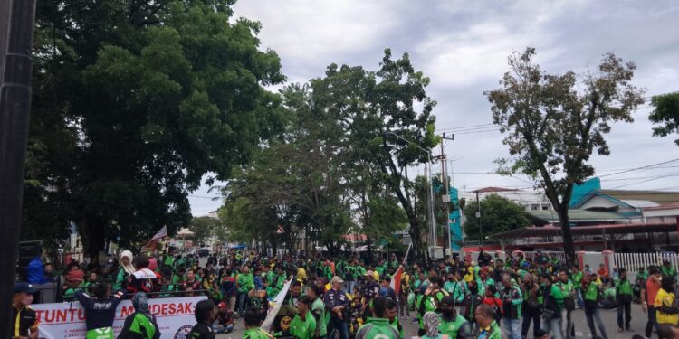 Ratusan pengendara ojek online dari berbagai penyedia layanan menggelar aksi di depan gedung DPRD Sumatra barat, Selasa (13/9/2022).