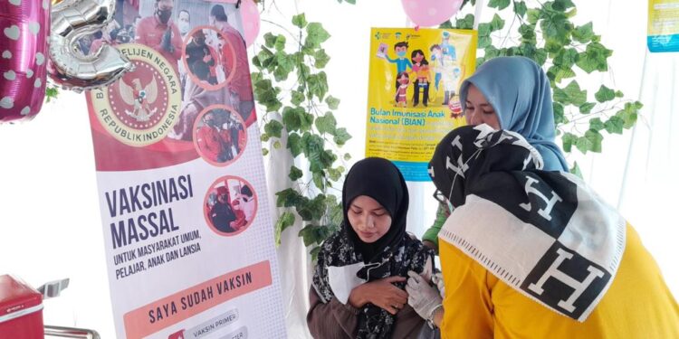 Badan Intelijen Daerah (BINDA) Sumatera Barat masih terus melakukan upaya Vaksinasi Covid 19 kepada masyarakat, kali ini menyasar kawasan pasar tradisional Pariaman, Selasa (13/9/2022).