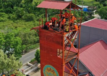 Sebanyak 21 orang anggota  Badan Nasional Pencarian dan Pertolongan (Basarnas) Padang mengikuti pelatihan dan pertolongan di ketinggian yang digelar di Kantor Pencarian dan Pertolongan Padang