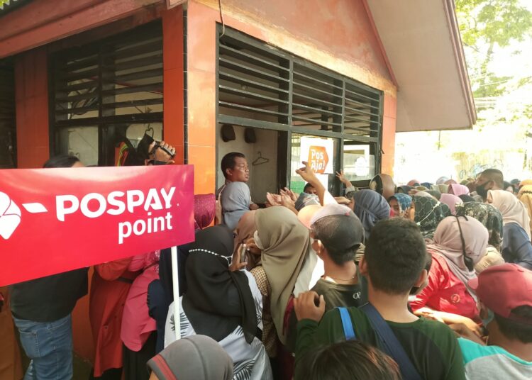 Suasana pencairan BLT di salah satu kantor Pos di Padang