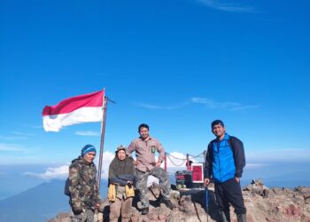 Kepala BKSDA Sumbar beserta tim saat meninjau lokasi TWA Gunung Marapi (ist)