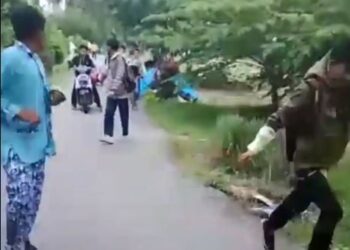 Tangkapan Layar video tawuran pelajar SMP di Kota Padang, Jumat (16/9/2022). (Sumber : Ig @infopadang)