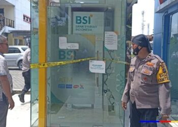 Garis polisi dipasang di ATM BSI yang diduga akan dibobol oleh seorang pemuda (ist)