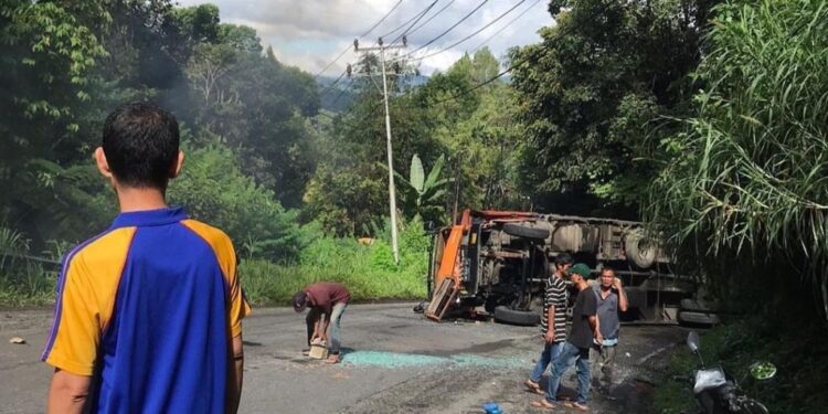 sebuah truk fuso rebah kuda karena diduga tak kuat mendaki di Pendakian Kodok, Agam