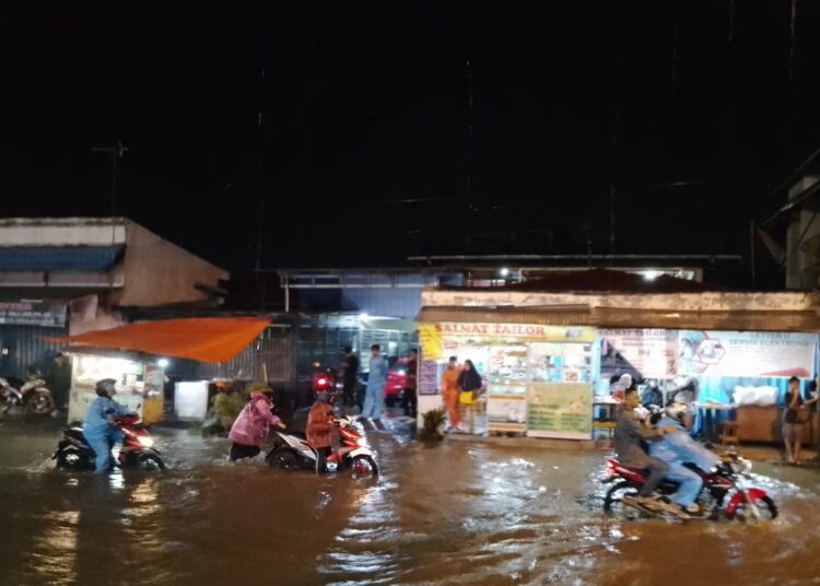 Hujan deras yang melanda kota Padang sejak Rabu (21/9/2022) sore menyebabkan sejumlah ruas jalan terendam banjir.