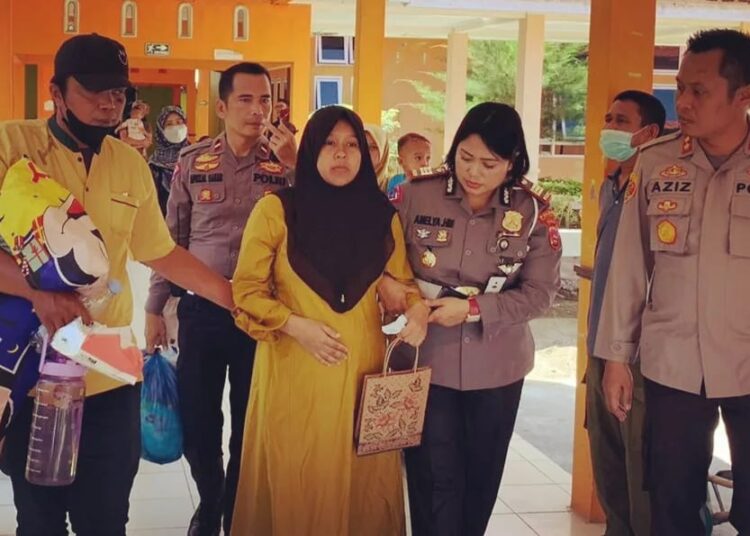 Ayu Septiani, ibu dari anak kembar siam diantar Polres Pariaman ke RSUP Dr. M Djamil Padang (ist)