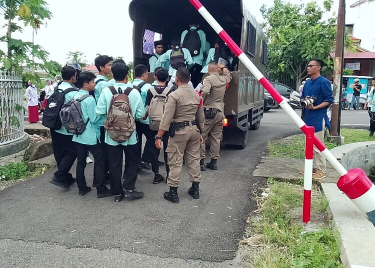 Cegah tawuran, puluhan pelajar diamakan Satpol PP Padang