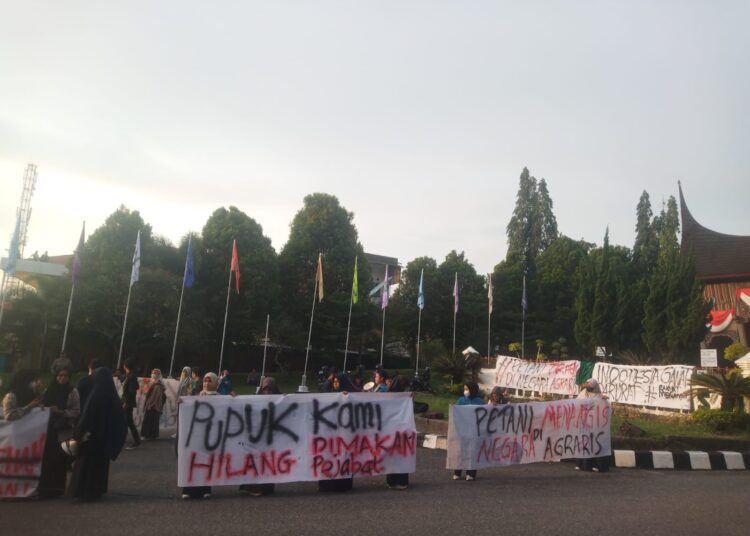 Sejumlah mahasiswa yang tergabung dalam Badan Eksekutif Mahasiswa Keluarga Mahasiswa (BEM KM) Universitas Andalas (Unand), menggelar aksi orasi di depan gerbang Kampus, Jumat (23/9/2022).