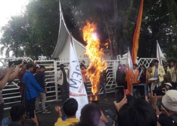 Ungkapkan Kekecewaan, Massa Aksi Gelar Teatrikal dan Bakar Orang-orangan Sawah di depan Kantor Gubernur Sumbar (SumbarKita/Fajar)