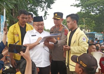 Sekdaprov Hansastri saat menerima tuntutan Aliansi BEM SB di depan Kantor Gubernur Sumbar (SumbarKita/Fajar)