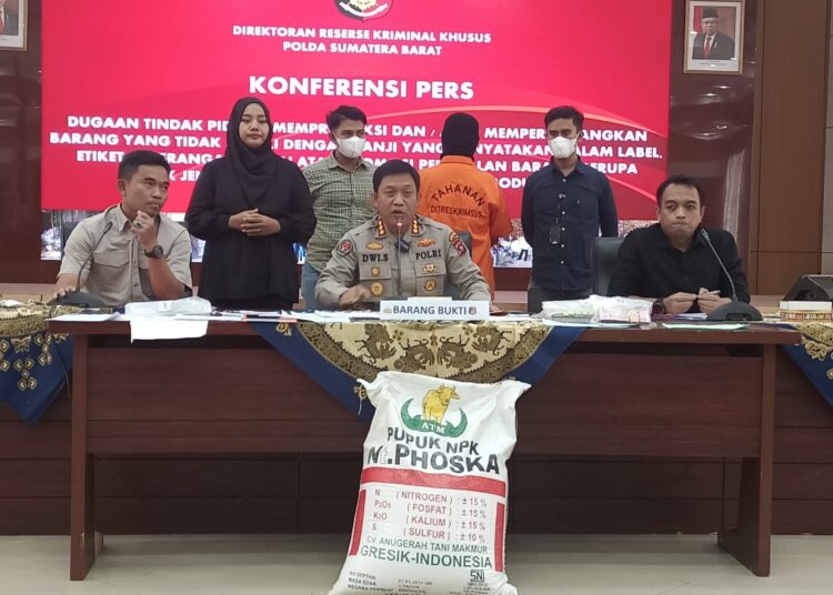 Konferensi pers penangkapan agen pupuk palsu di Mapolda Sumbar (ist)