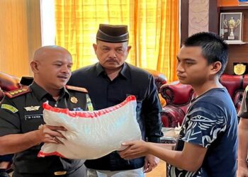 Kepala Kejaksaan Negeri Padang bersama Ketua LKAAM Sumbar menyerahkan bantuan kepada pelaku percobaan pencurian yang dibebaskan dari tuntutan (ist)