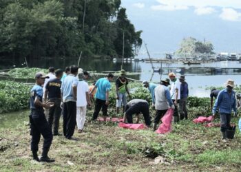 Menanggulangi pencemaran permukaan air danau, Pemkab Agam laksanakan program Save Maninjau di Linggai Park Nagari Duo Koto.