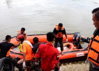 Proses evakuasi mayat terapung di perairan (Foto: Dok. BPBD Padang)