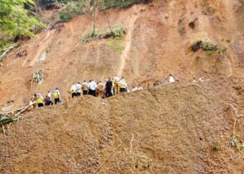 Gubernur Sumbar dan beberapa OPD terkait mengunjungi lokasi longsor di kawasan Sitinjau Lauik, Selasa (30/8/2022). [IST]