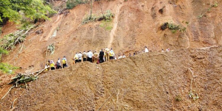 Gubernur Sumbar dan beberapa OPD terkait mengunjungi lokasi longsor di kawasan Sitinjau Lauik, Selasa (30/8/2022). [IST]