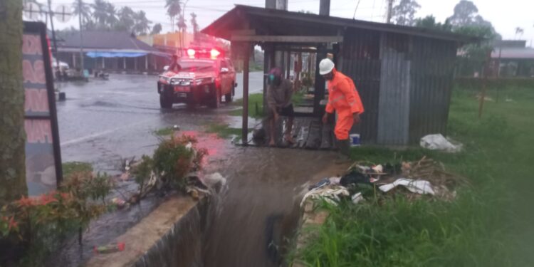 Tingginya curah hujan yang melanda kawasan Lubuk Alung menyebabkan sejumlah kawasan terendam banjir. Rabu (21/9/2022).