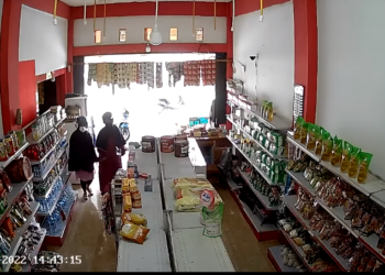 Rekaman CCTV aksi emak-emak bawa kabur uang di salah satu minimarket di Tanah Datar (ist).