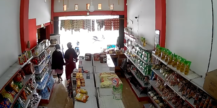 Rekaman CCTV aksi emak-emak bawa kabur uang di salah satu minimarket di Tanah Datar (ist).